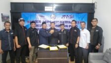 Ketiga ketua asosiasi media siber disaksikan perwakilan pengurus masing-masing asosiasi mendeklarasikan Sekretariat Bersama. (Foto: dok. Sekber)