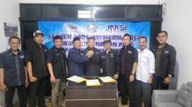 Ketiga ketua asosiasi media siber disaksikan perwakilan pengurus masing-masing asosiasi mendeklarasikan Sekretariat Bersama. (Foto: dok. Sekber)