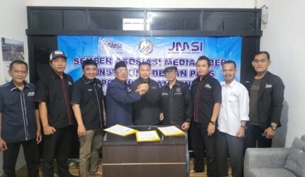 Ketiga ketua asosiasi media siber disaksikan perwakilan pengurus dari masing-masing asosiasi mendeklarasikan Sekretariat Bersama. (Foto: dok. Sekber)