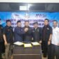 Ketiga ketua asosiasi media siber disaksikan perwakilan pengurus masing-masing asosiasi mendeklarasikan Sekretariat Bersama. (Foto: dok. Sekber)