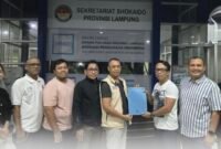 Ketua Pendaftaran dan Penjaringan Apindo Lampung, Mico Periyando (nomor tiga dari kanan) menerima tim Liaison Officer (LO) Ary Meizary. (Foto: ist)