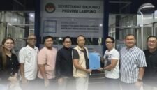 Ketua Pendaftaran dan Penjaringan Apindo Lampung, Mico Periyando (nomor tiga dari kanan) menerima tim Liaison Officer (LO) Ary Meizary. (Foto: ist)