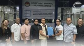 Ketua Pendaftaran dan Penjaringan Apindo Lampung, Mico Periyando (nomor tiga dari kanan) menerima tim Liaison Officer (LO) Ary Meizary. (Foto: ist)
