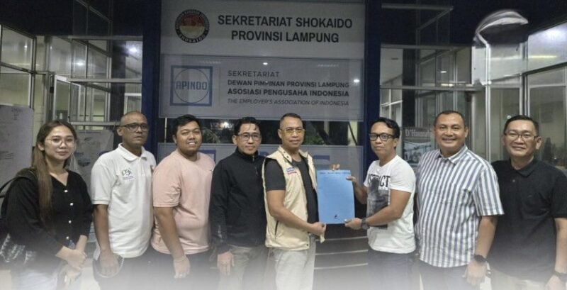Ketua Pendaftaran dan Penjaringan Apindo Lampung, Mico Periyando (nomor tiga dari kanan) menerima tim Liaison Officer (LO) Ary Meizary. (Foto: ist)