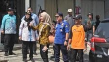 Wali Kota Bandar Lampung Eva Dwiana meninjau lokasi perbaikan jalan. (foto: ist)