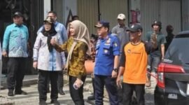Wali Kota Bandar Lampung Eva Dwiana meninjau lokasi perbaikan jalan. (foto: ist)