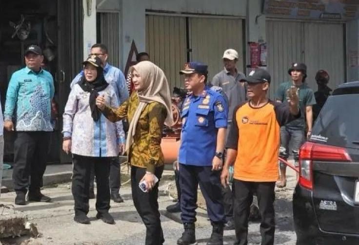 Wali Kota Bandar Lampung Eva Dwiana meninjau lokasi perbaikan jalan. (foto: ist)