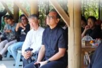 Naoto Fukasawa tengah menikmati Tari Nenemo yang dipentaskan di Komplek Baduy, Ululan Nughik, Tulang Bawang Barat