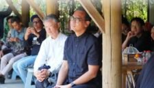 Naoto Fukasawa tengah menikmati Tari Nenemo yang dipentaskan di Komplek Baduy, Ululan Nughik, Tulang Bawang Barat 